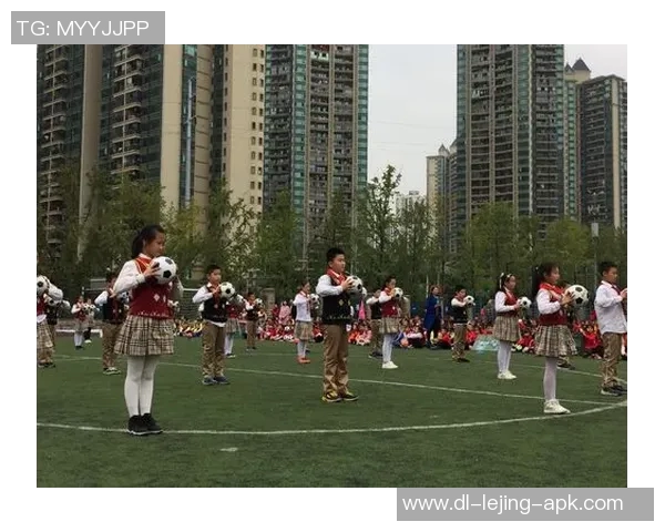 快乐踢球的女孩卡通形象展现青春活力与梦想追逐的精彩瞬间